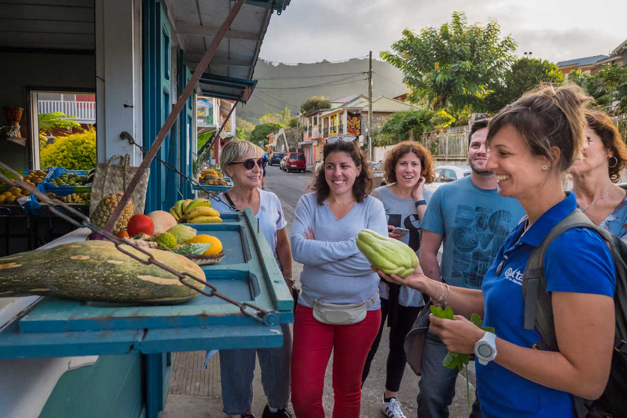 Achat de fruits de la Réunion au marché