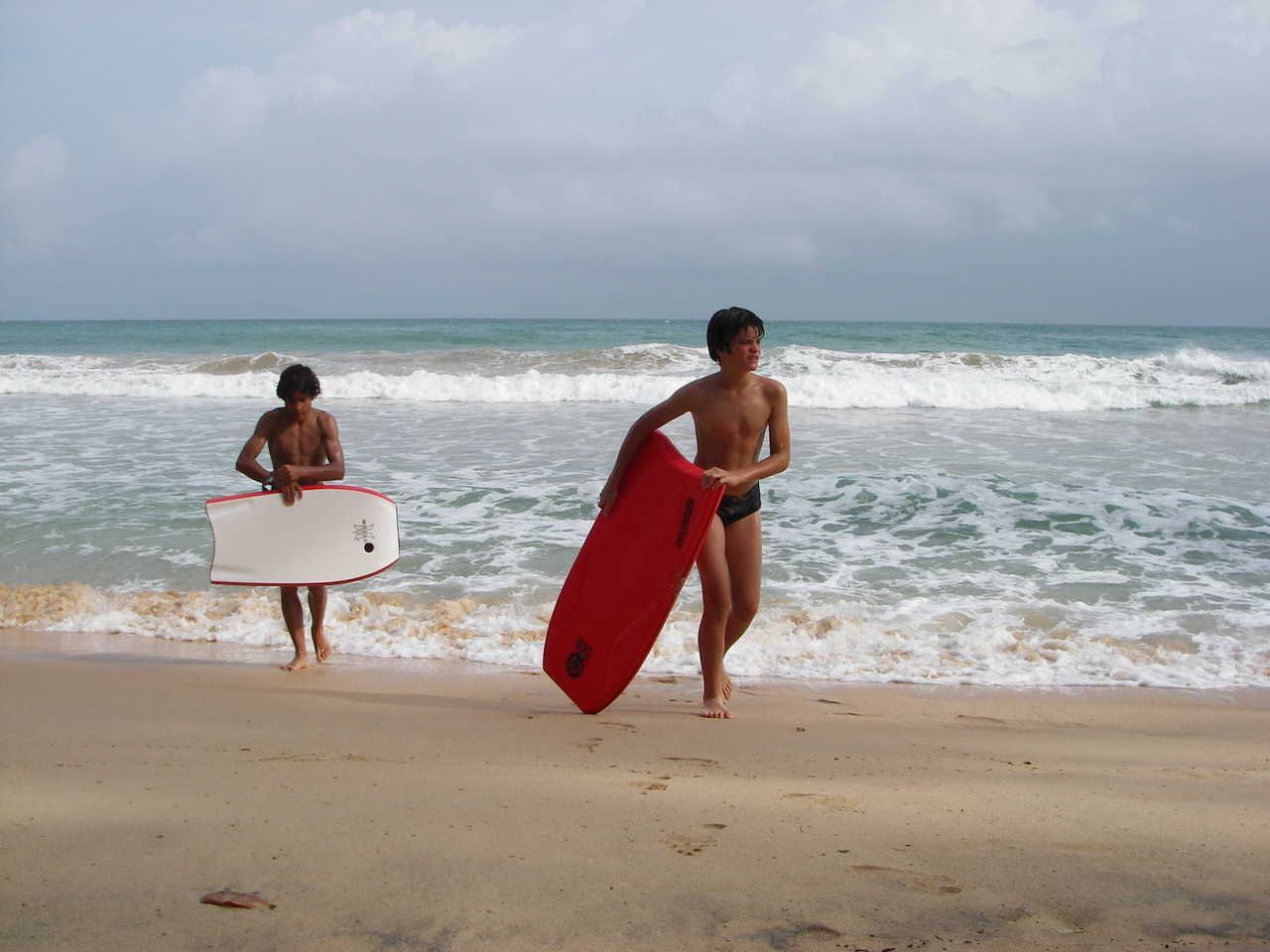 Adolescent faisant du bodyboard sur la plage de Mirissa au Sri Lanka