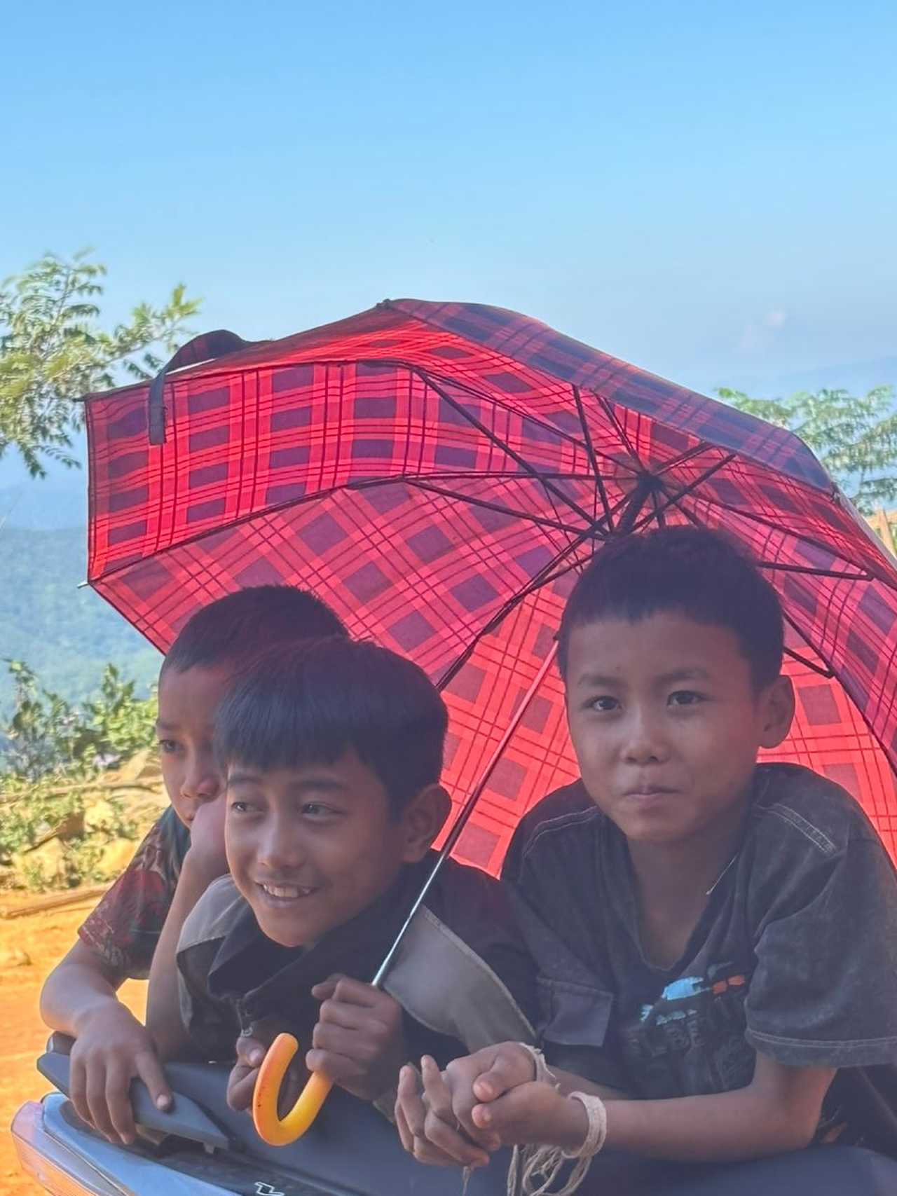 Adolescents dans un village au Laos