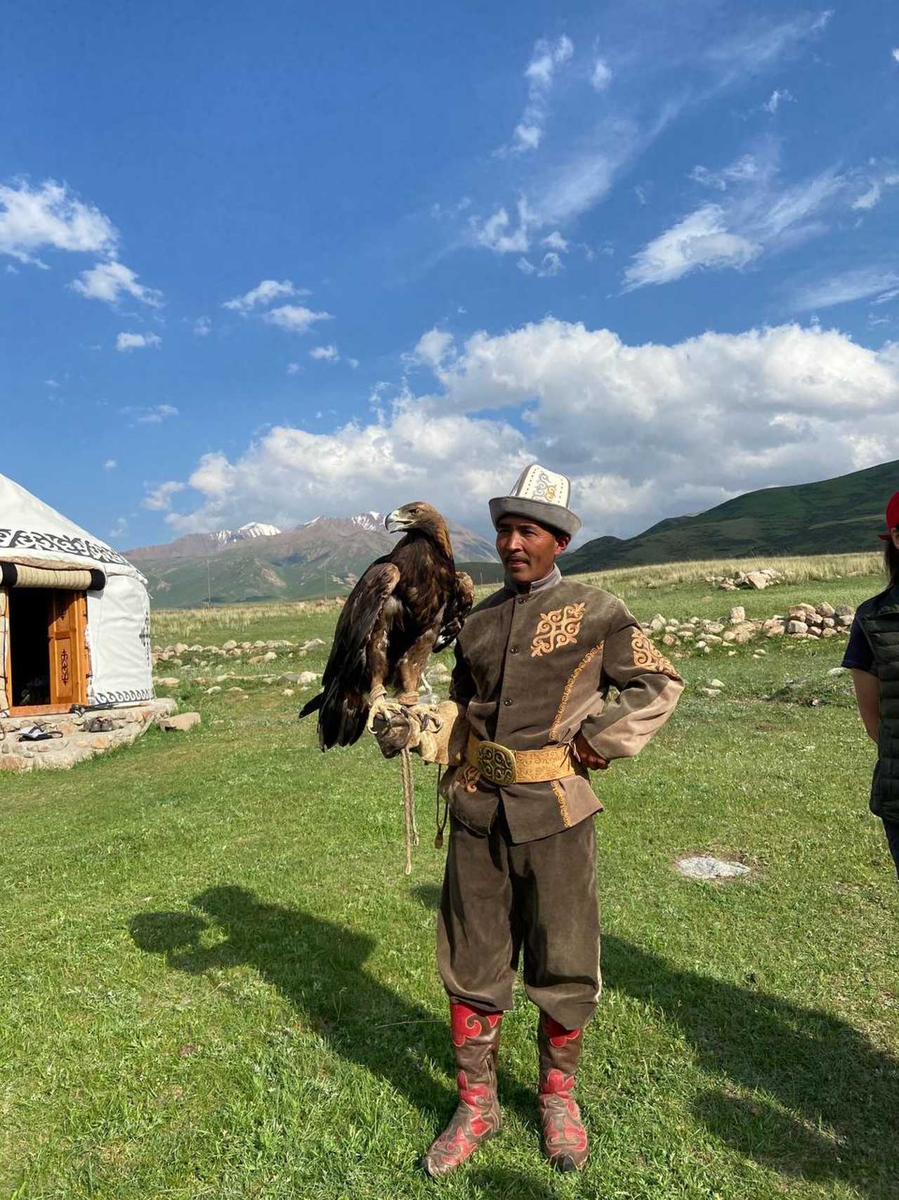 Aiglier du Kirghizistan en tenue traditionnelle