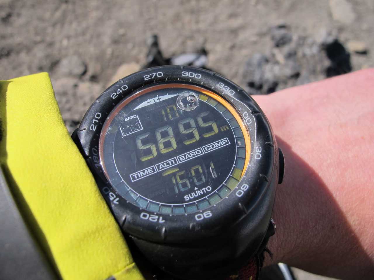 Altitude indiquée sur une montre au Uhuru peak Tanzanie