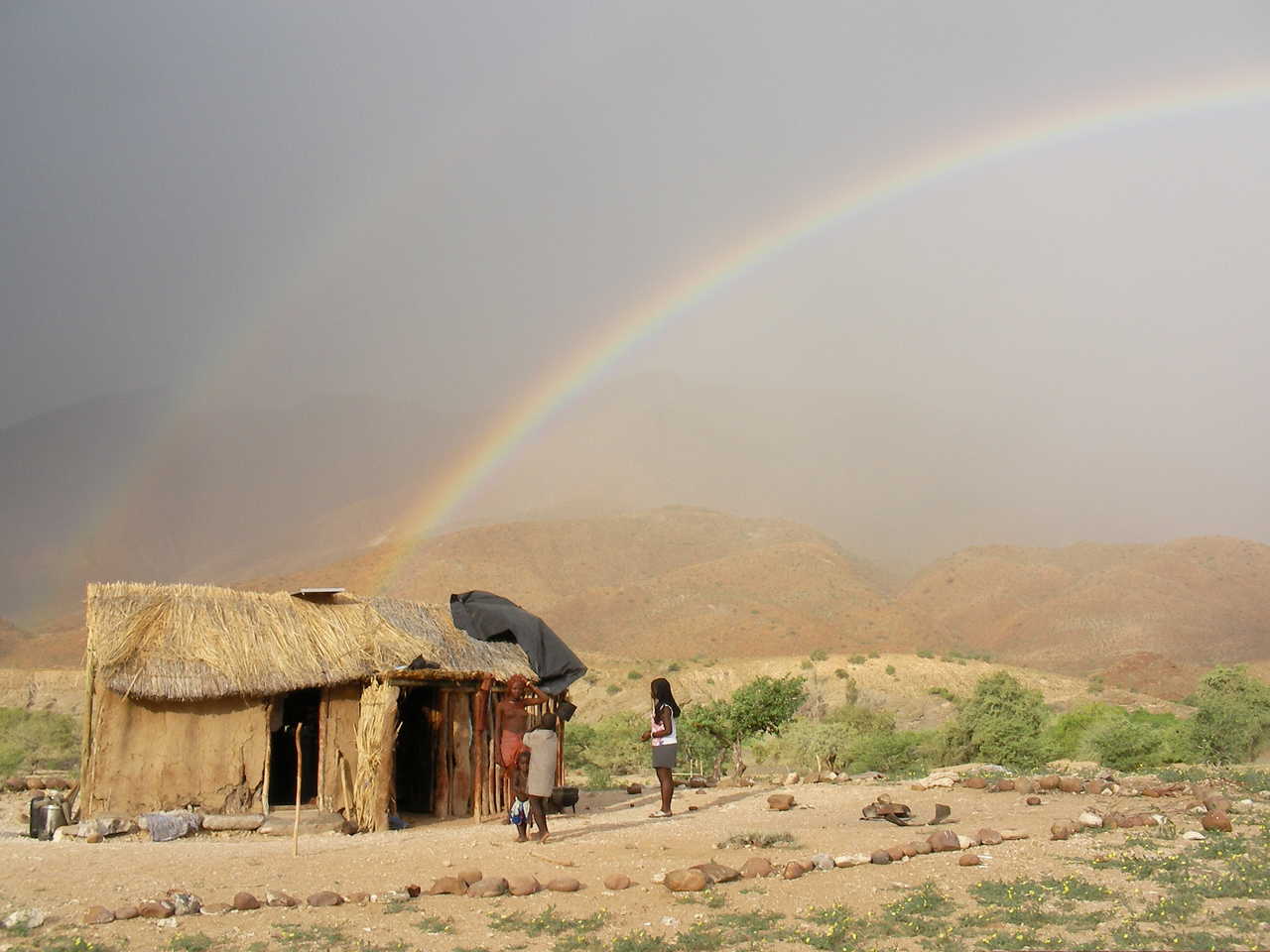 Arc-en-ciel dans un village himba en Namibie