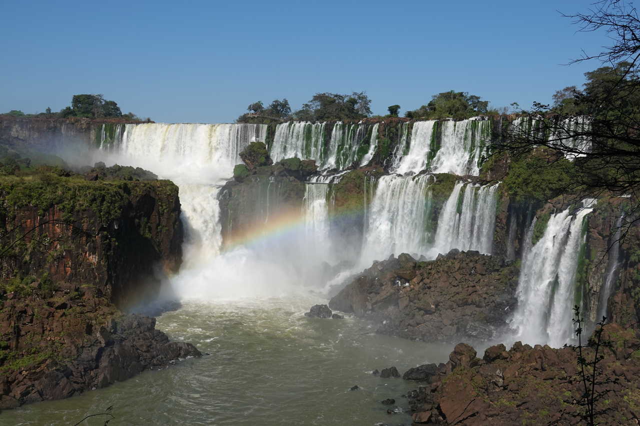 Arc-en-ciel sur les chutes d'Iguazu du côté argentin