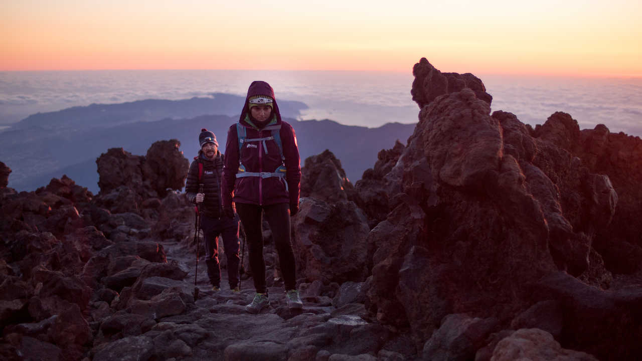 Randonneurs arrivant au sommet du Teide au crépuscule