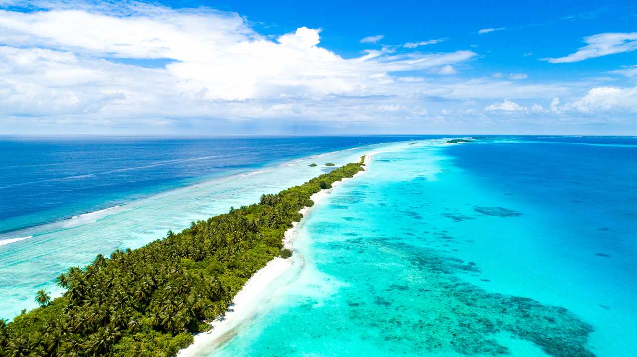 Atoll avec ses plages de sable blanc aux Maldives