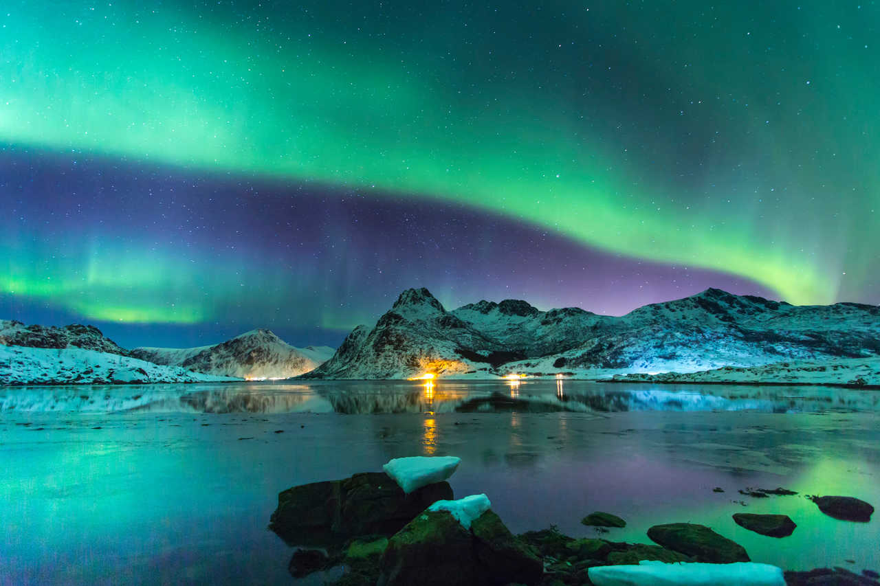 Aurores Boréales sur les montagnes et glaciers d'Islande
