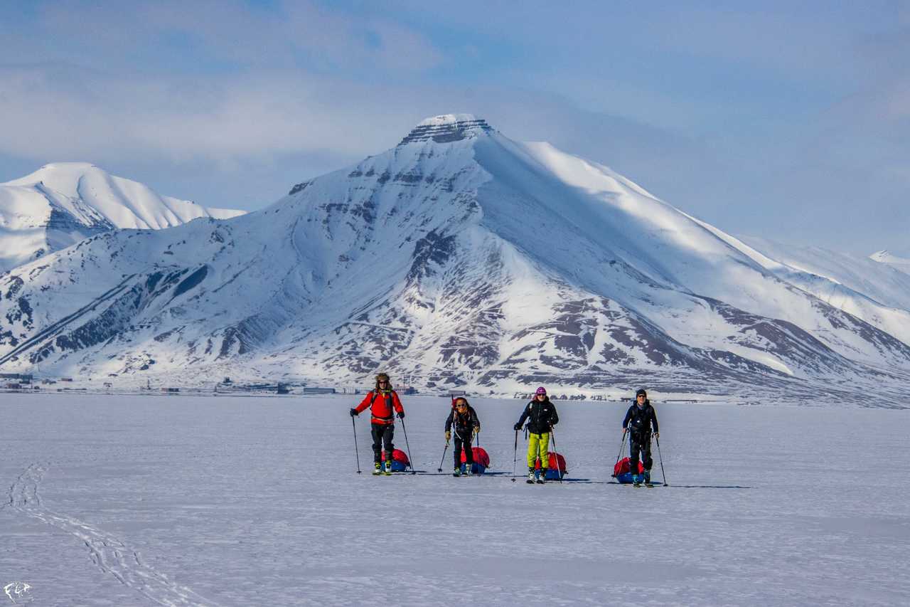 Aventure en ski de rando dans les montagnes du Grand Nord