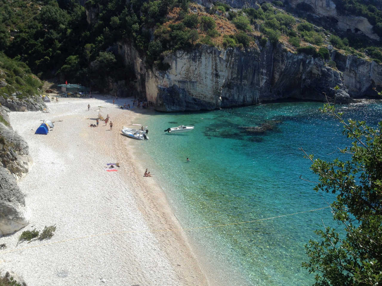 Baie de Grama sur la cote ionienne en Albanie