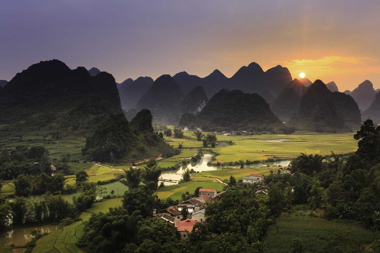 Baie d'Ha Long Terrestre au coucher du soleil au Vietnam