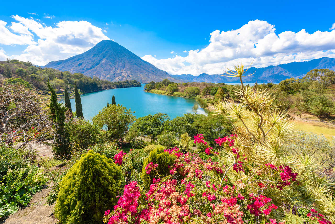 Baie du lac Atitlan avec le volcan San Pedro en toile en fond au Guatemala