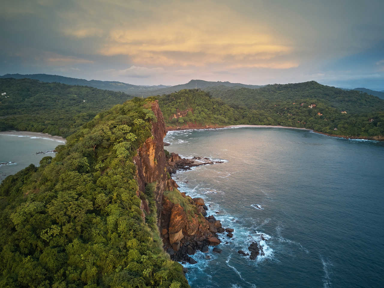 Baie océanique autour des rochers au Nicaragua
