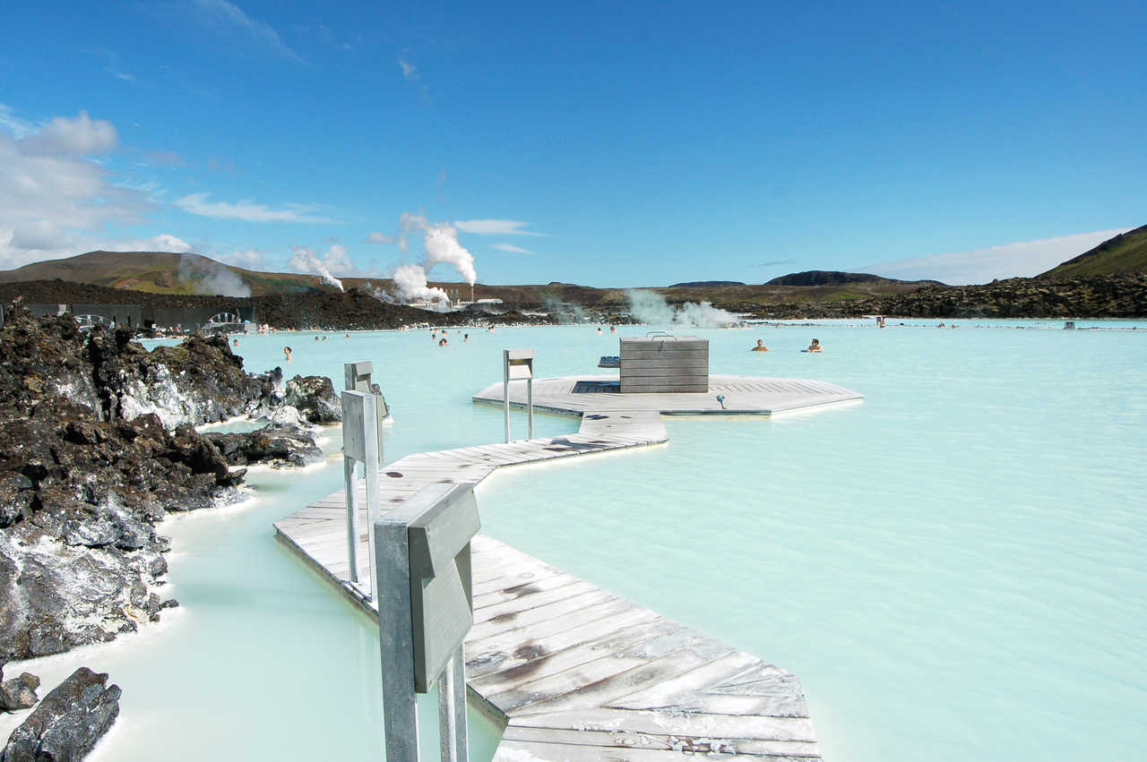 Baignade dans les sources chaudes du blue lagoon en Islande