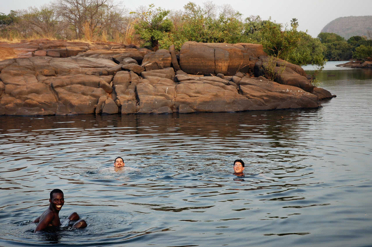 Baignade dans une rivière du Sénégal oriental
