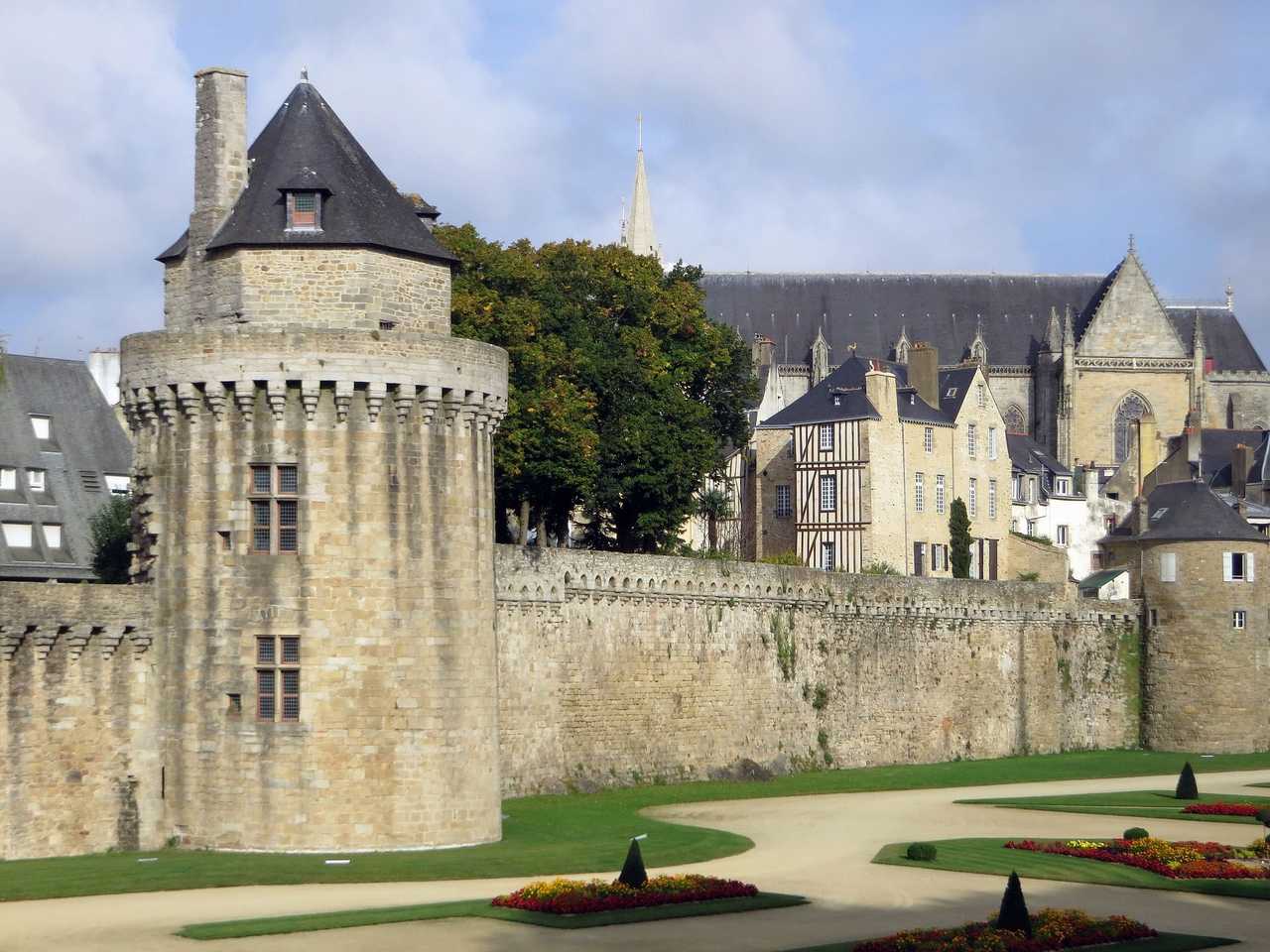 Balade autour des remparts fleuris de Vannes
