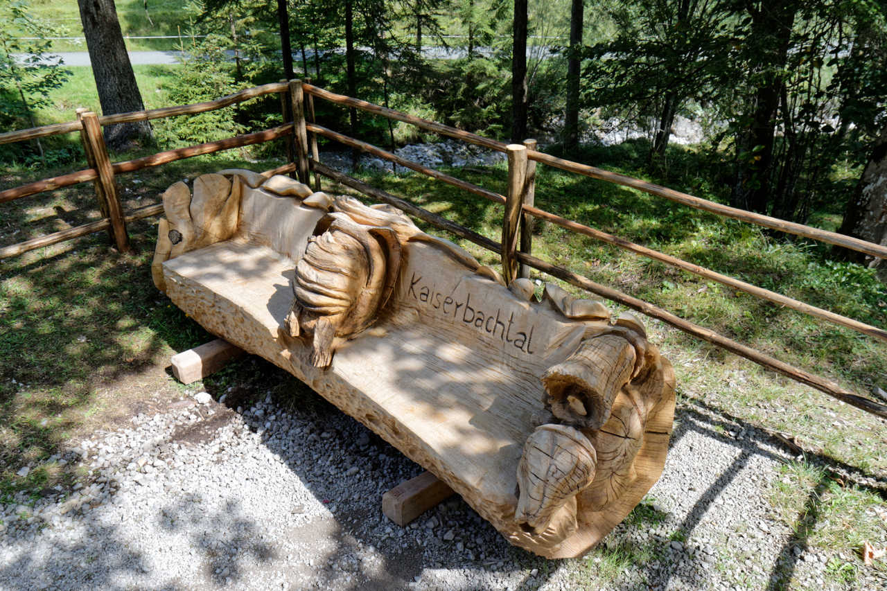 Banc sur un sentier dans les hauteurs de Walchsee en Autriche