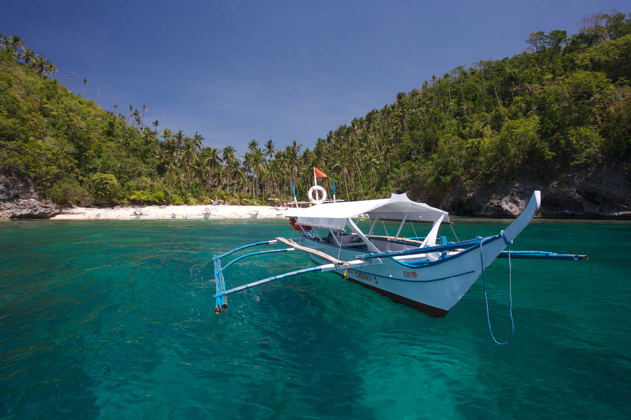 barque au bord de l'ile de Mindoro aux Philippines