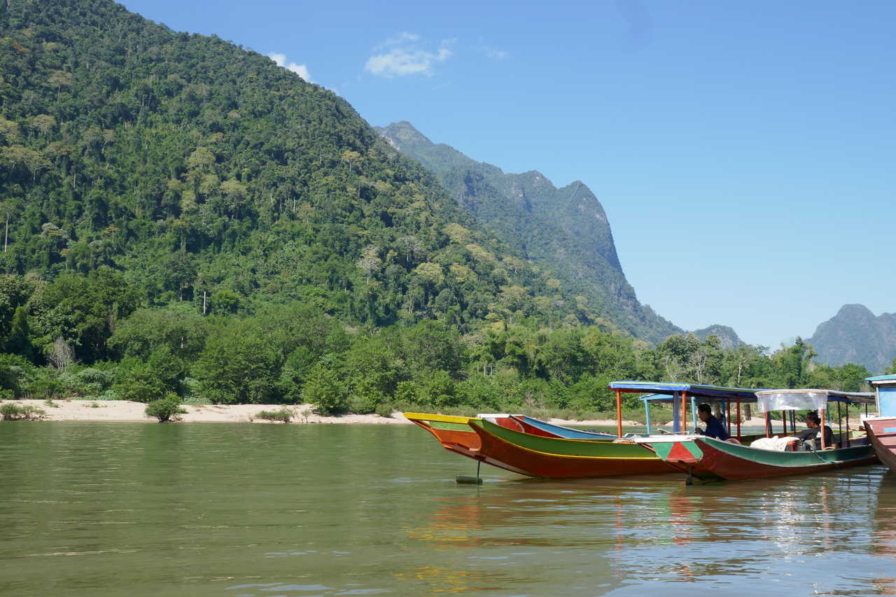 barque sur fleuve de Nam Ou au Laos