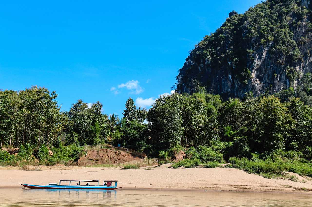 barque sur un bord de plage au Laos
