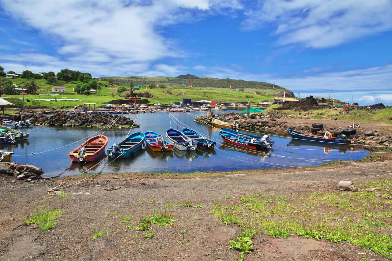 barques à Hanga Roa sur l'ile de Paques
