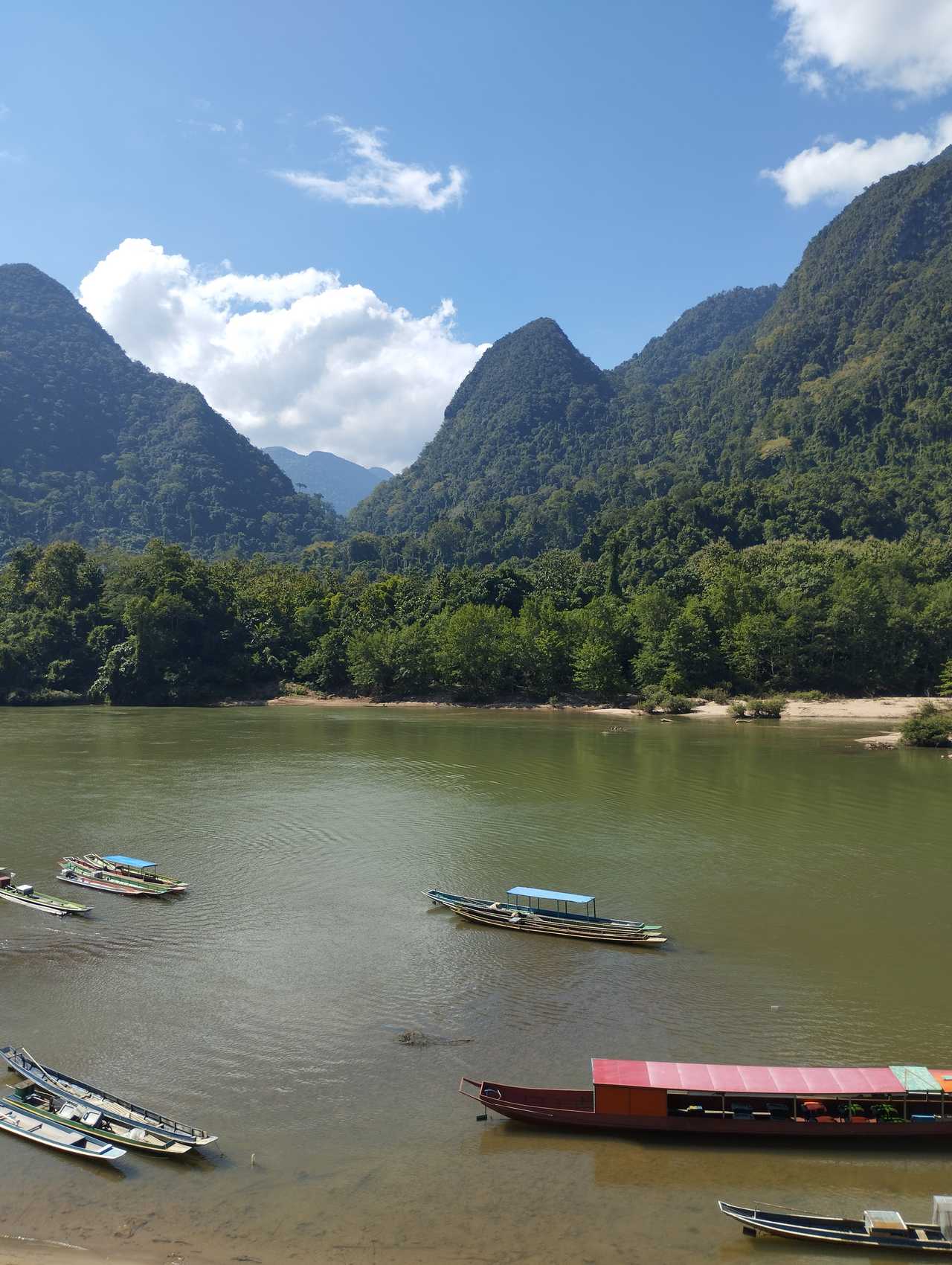 barques sur le fleuve du Mékong au Laos
