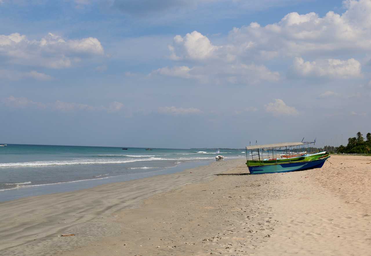 bateau au bord de l'eau sur une plage du Sri Lanka