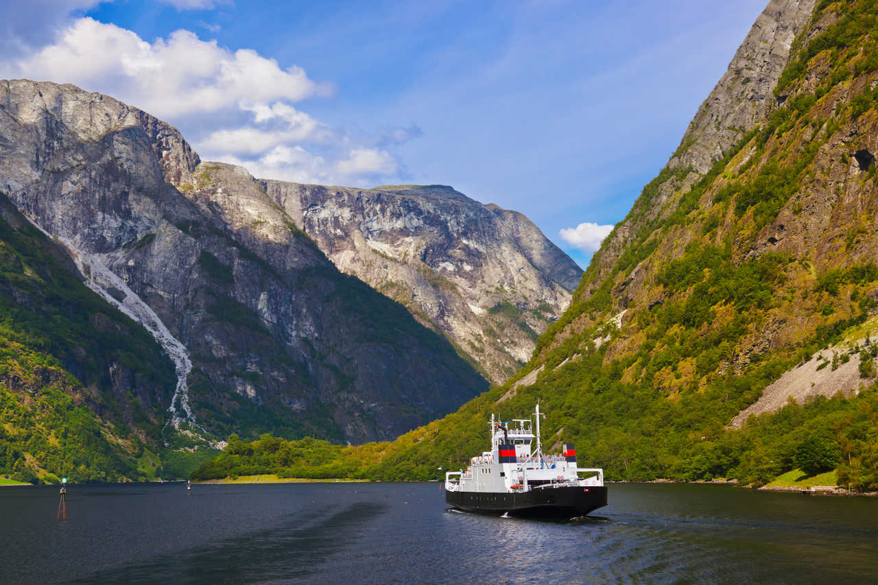 Bateau dans le fjord du Sogneford en Norvège