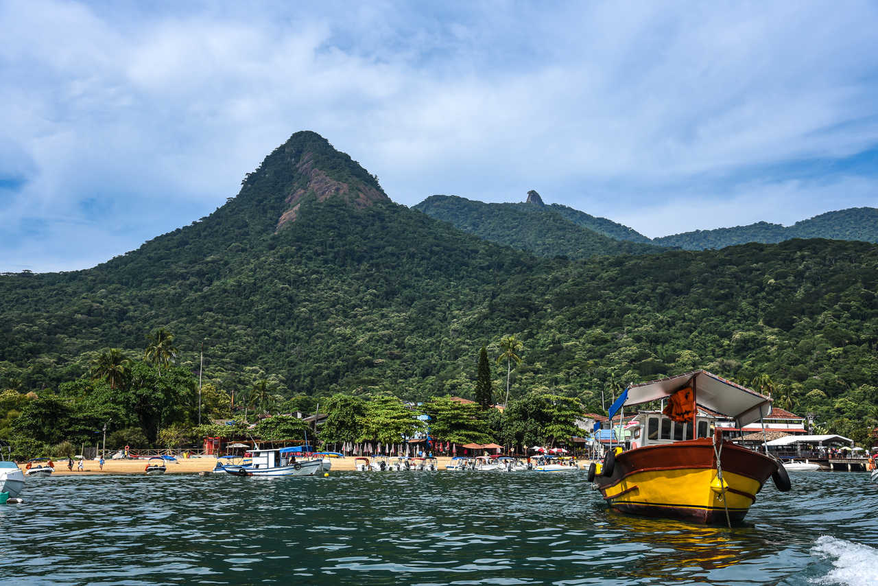 Bateau de pêche traditionnel à Ilha Grande au Brésil
