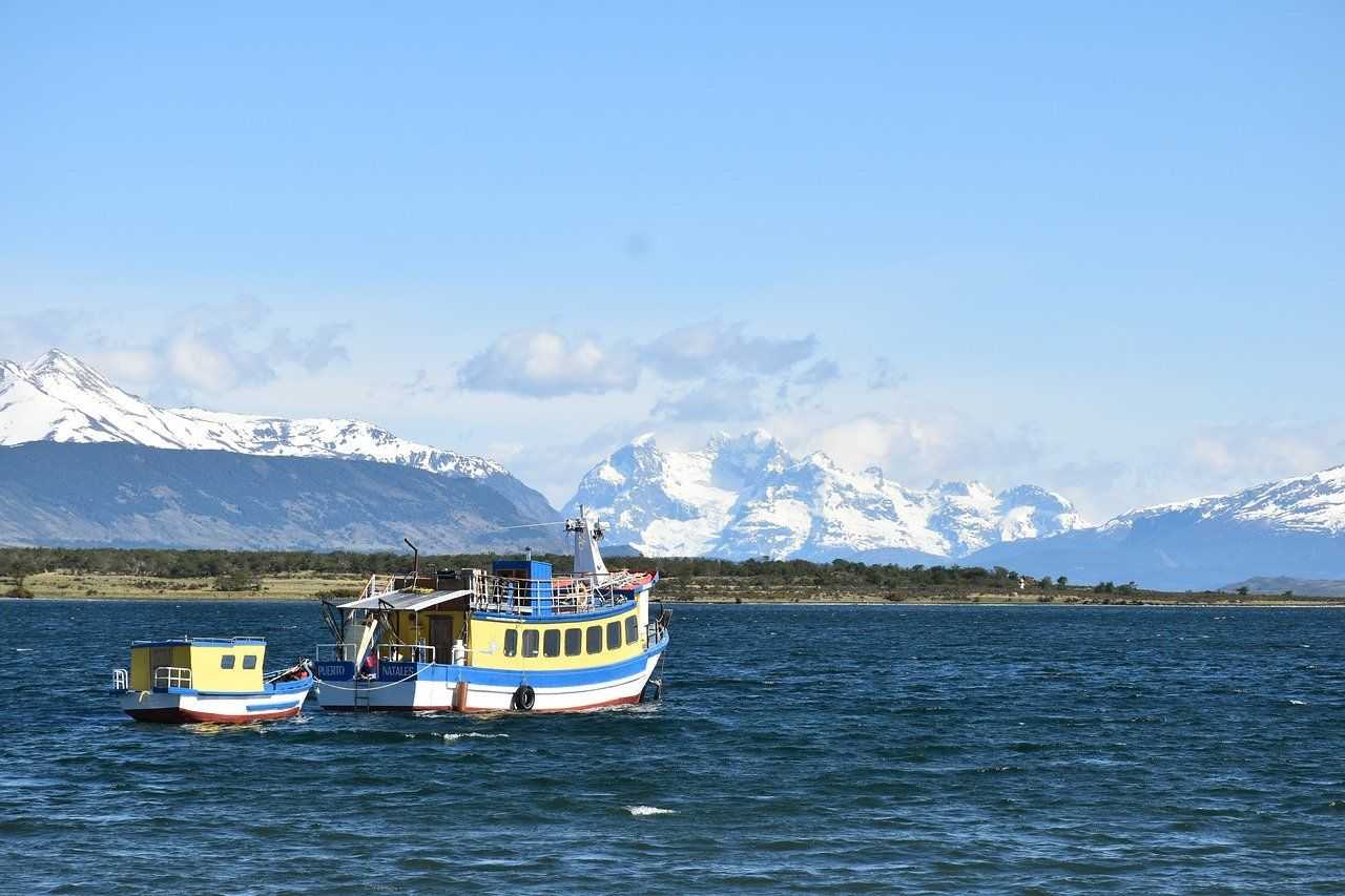Bateau de pêcheur à Puerto Natales sur le Canal Senoret en Patagonie Chili