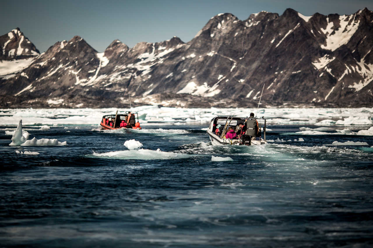 Bateau parmi les icebergs à l'Est du Groenland