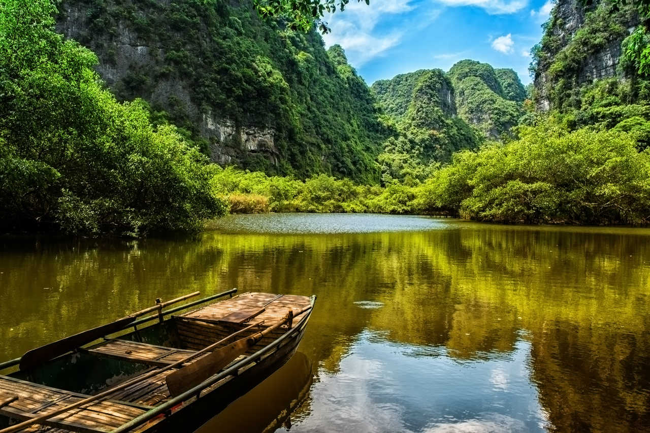 Bateau sur la rivière de Trang An au Vietnam