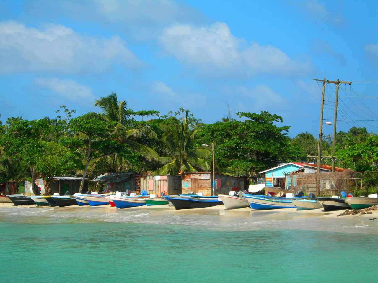 Bateaux de pêche panga avec maisons, Corn Island, Nicaragua