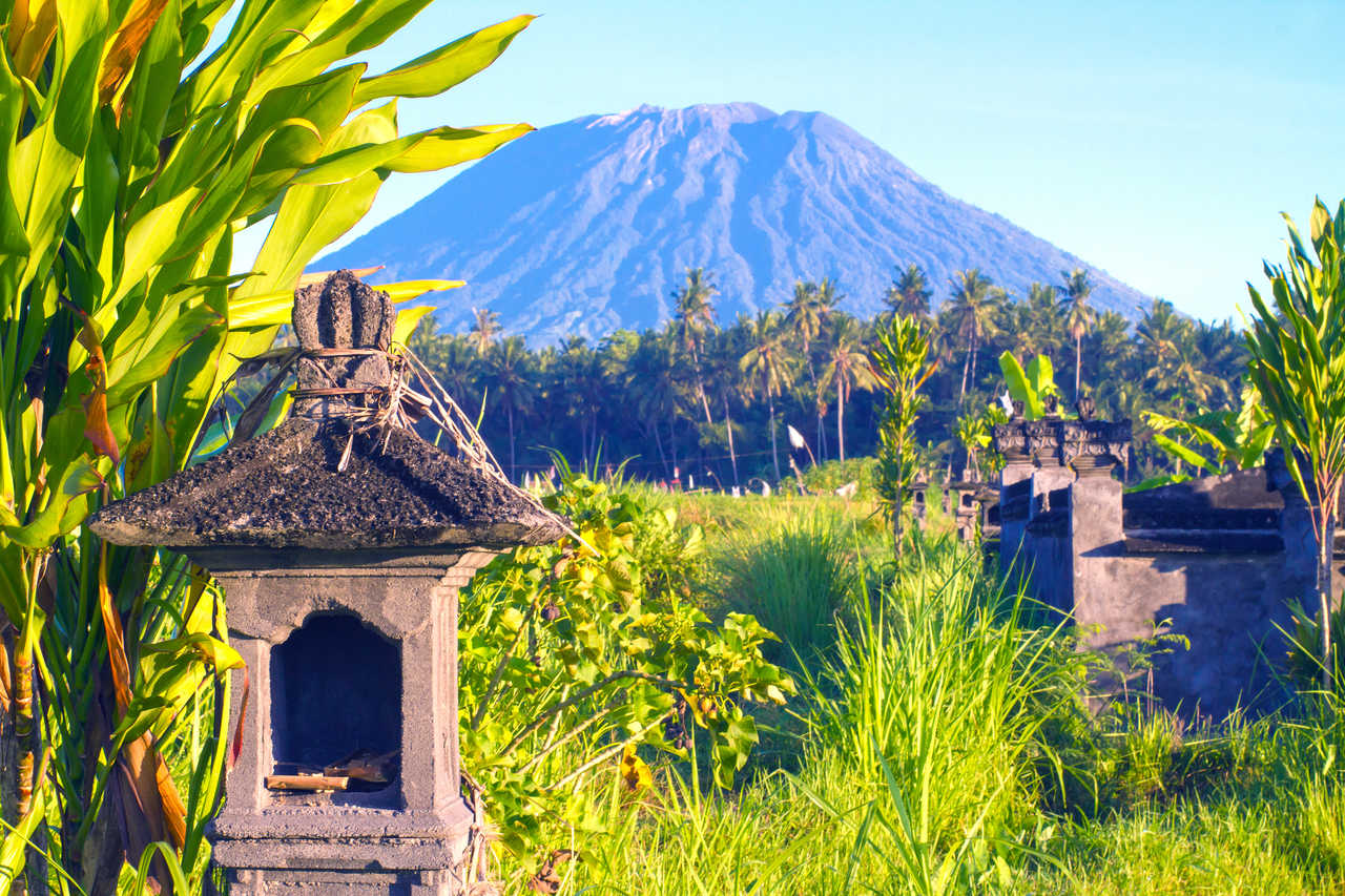 Belle vue de face sur le Volcan Agung depuis Amed