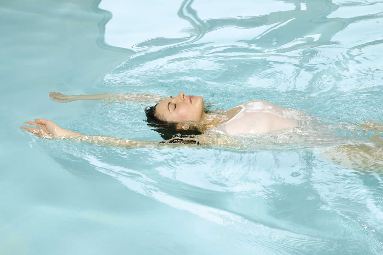 Femme se baignant dans les eaux thermales