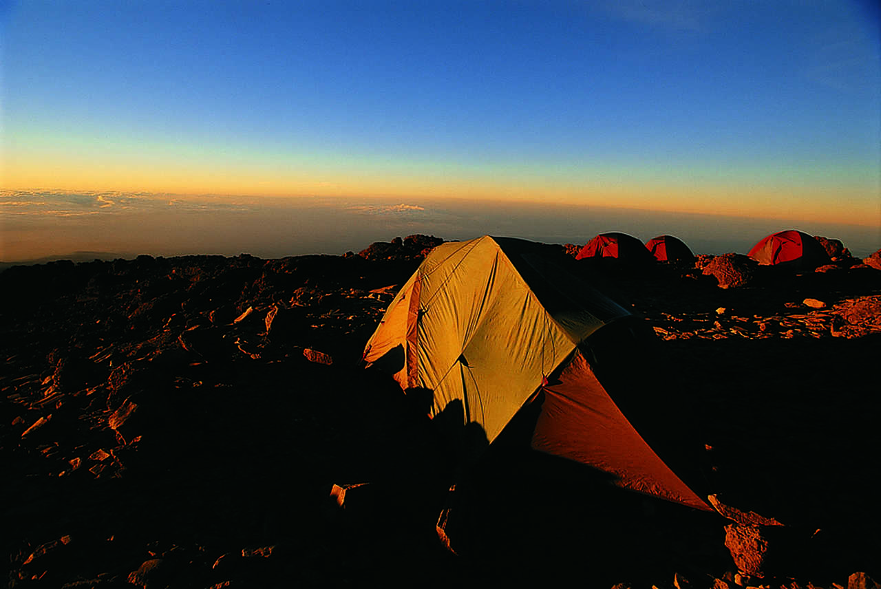 Bivouac au coucher du soleil sur le Kilimandjaro en Tanzanie