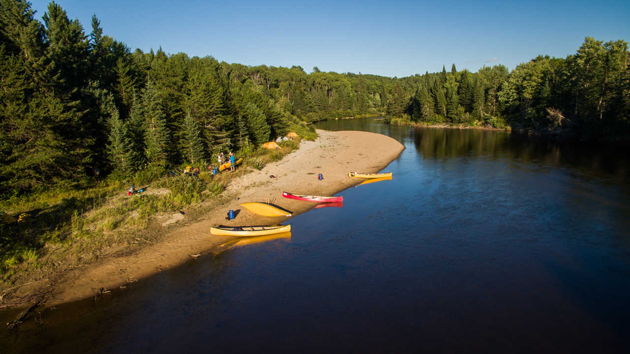 Bivouac en bord de rivière et canoës au Québec