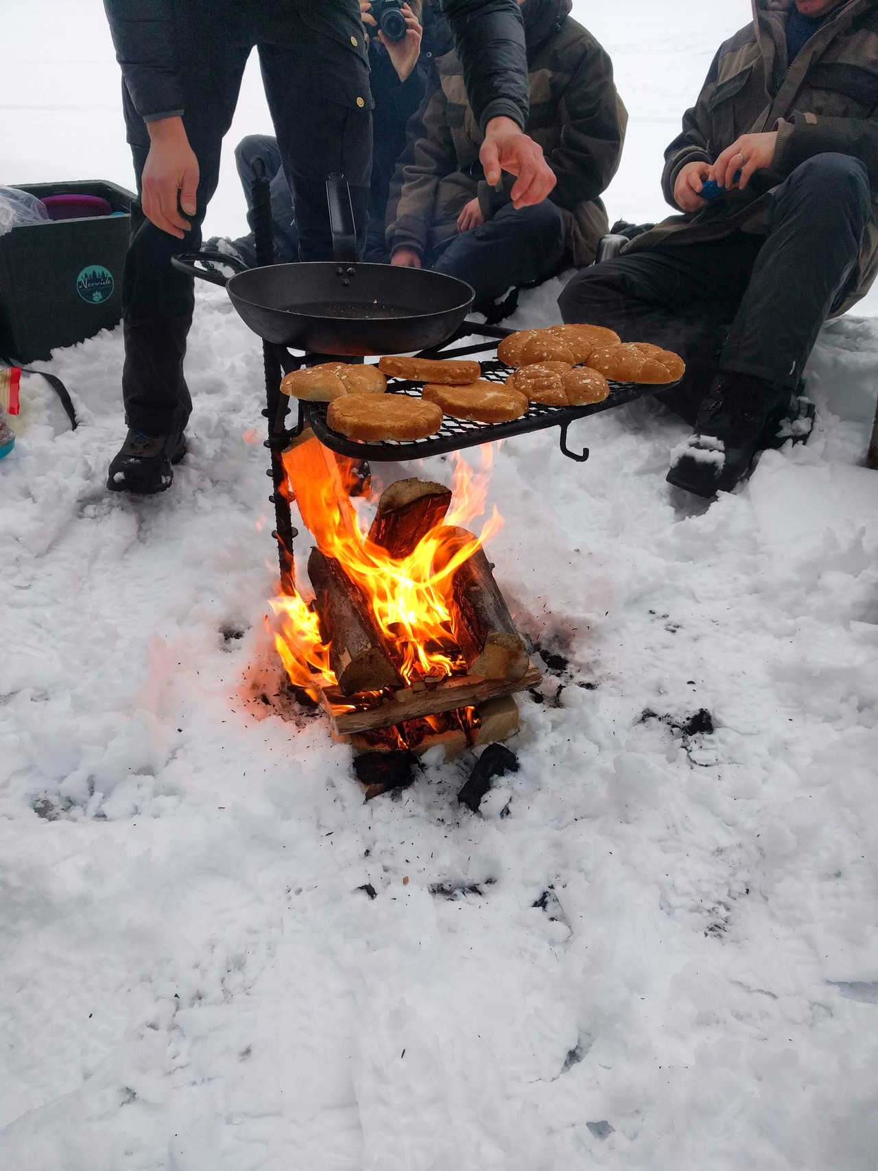 Bivouac, feu de bois et déjeuner dans la neige