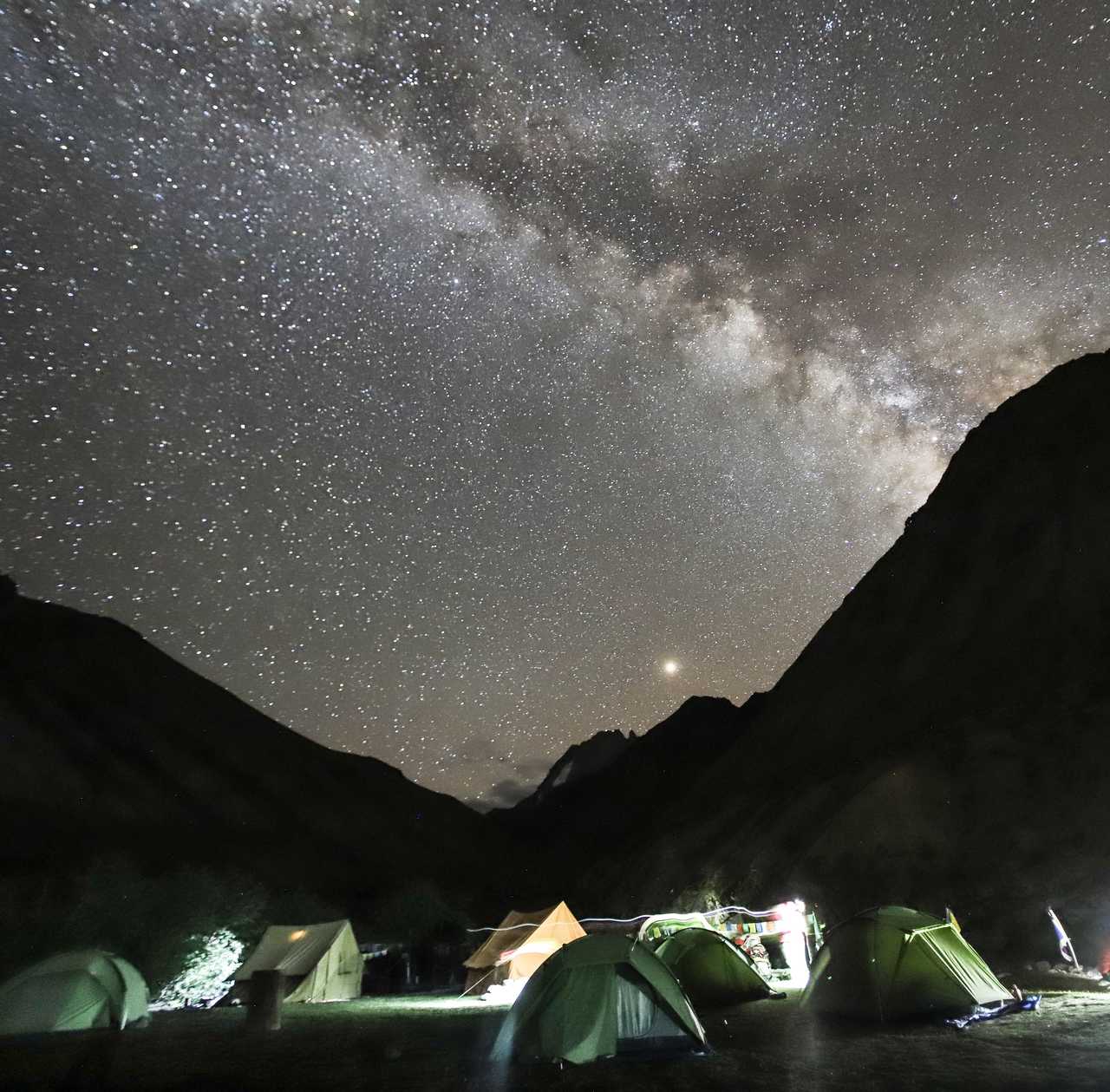 Bivouac sous les étoiles, au cœur du Zanskar en Inde Himalayenne