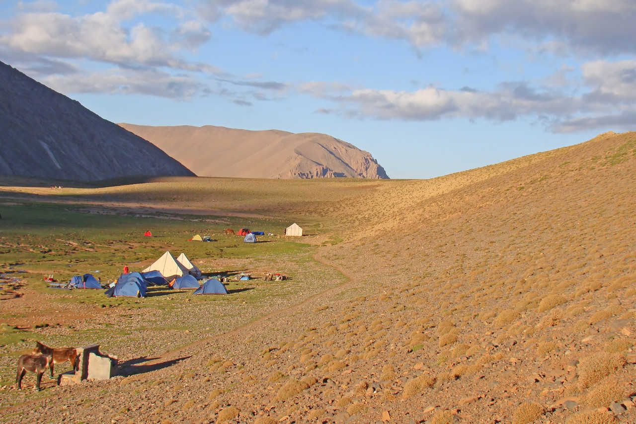 Bivouac sur le plateau de Tarkeddit au pied du M'Goun, Maroc
