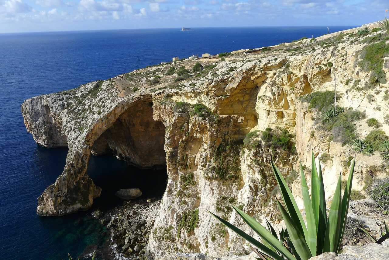 Blue Grotto et son eau bleue turquoise d'une transparence absolue situé au sud est de l'Île de Malte