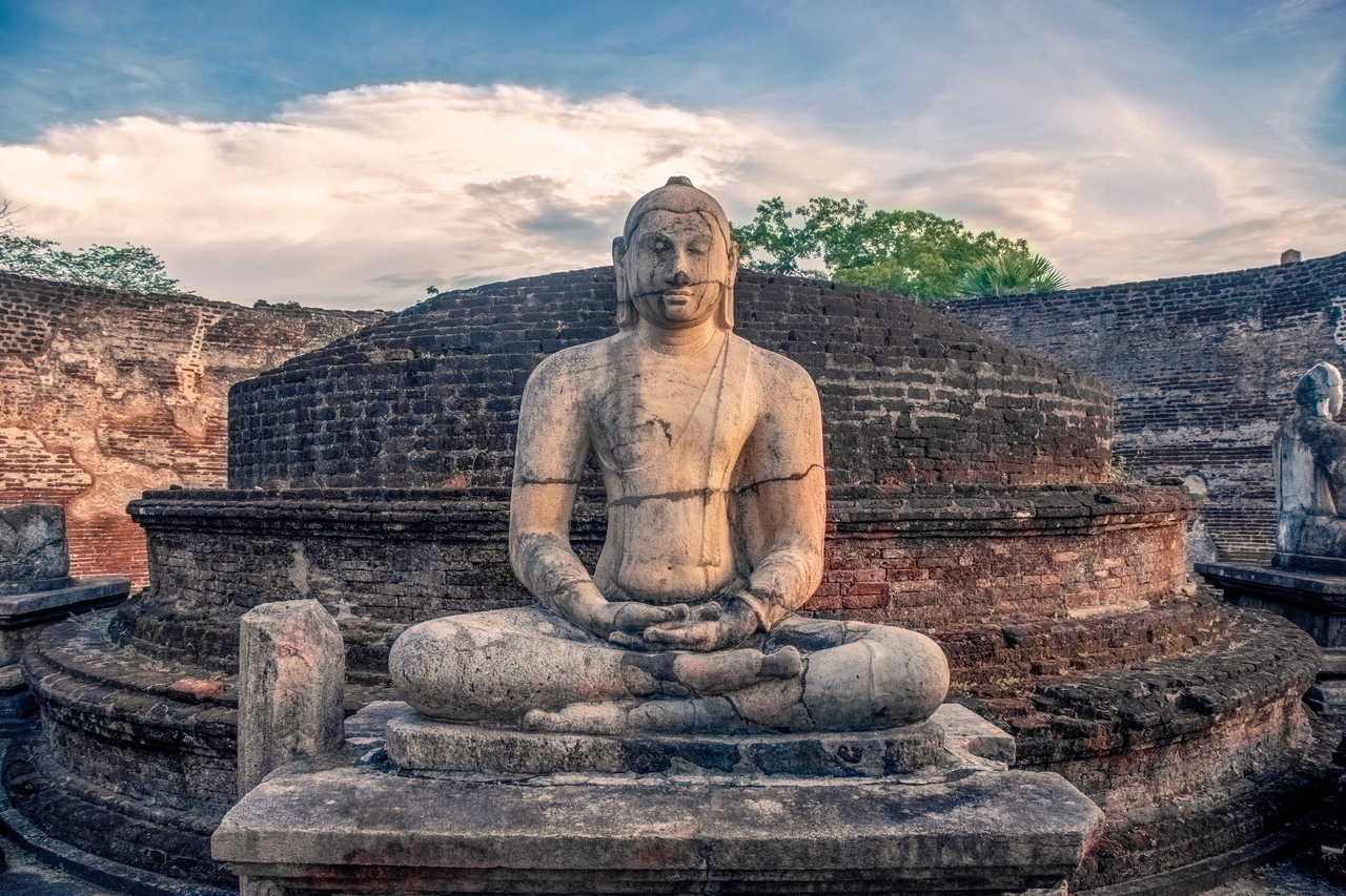 Bouddha assis à Plonnarwa au Sri Lanka