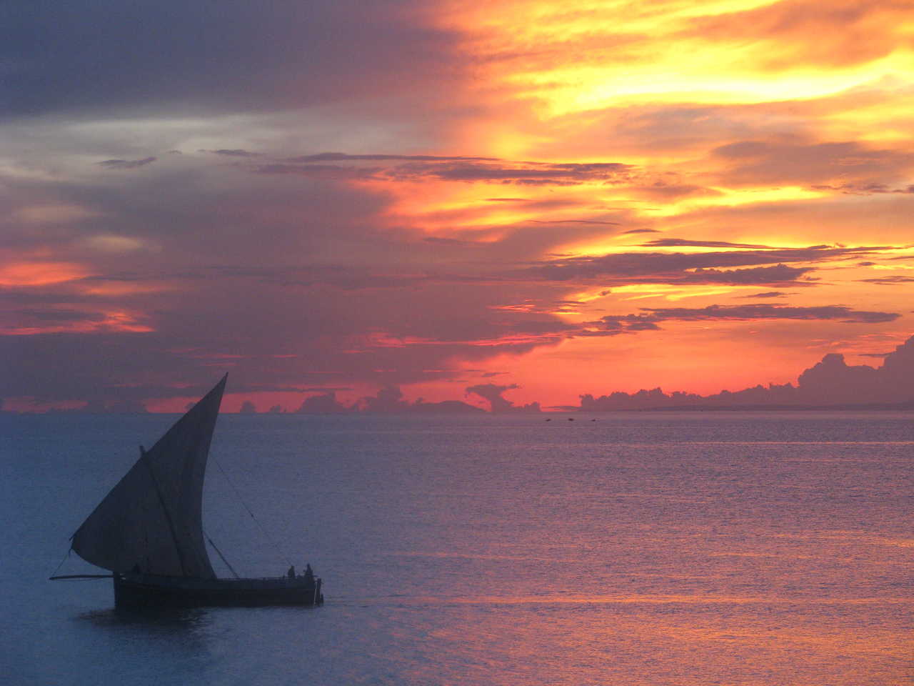 Boutre au coucher de soleil à Zanzibar