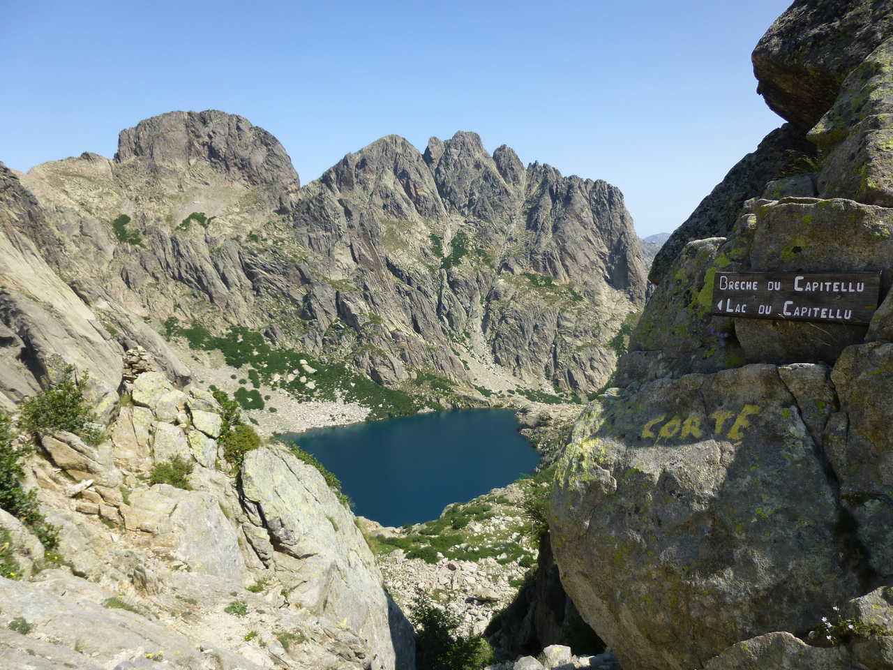 Brèche et vue sur le lac de Capitello