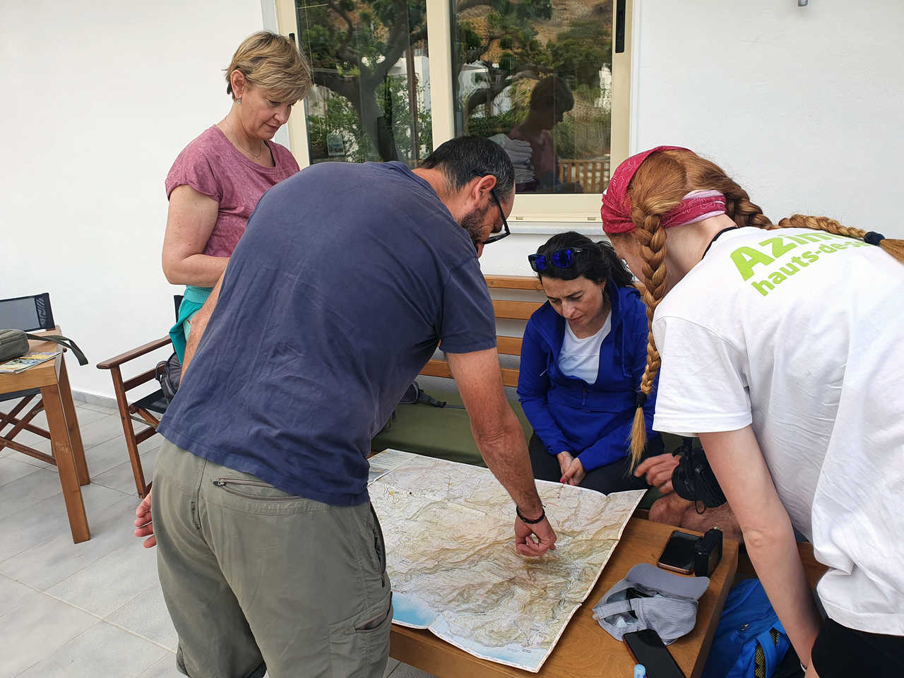 Briefing avec le guide  devant une carte en Crète