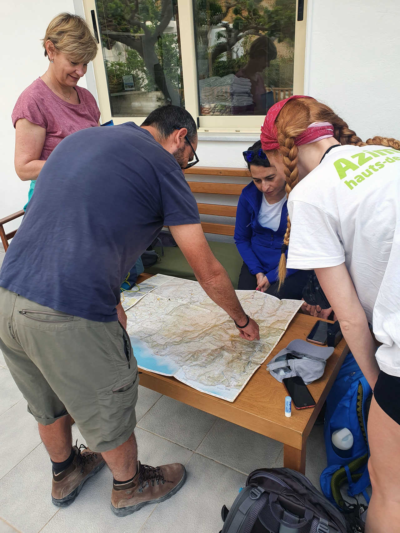 Briefing avec le guide  devant une carte en Crète