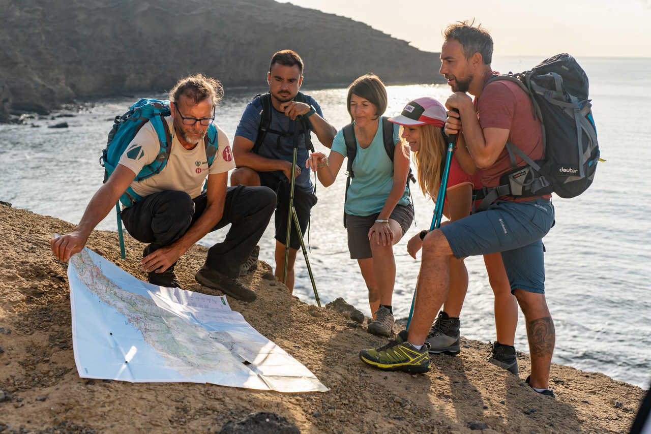 briefing du guide avec une carte sur la Plage de La pelada au Medano sur l'ile de Teneris