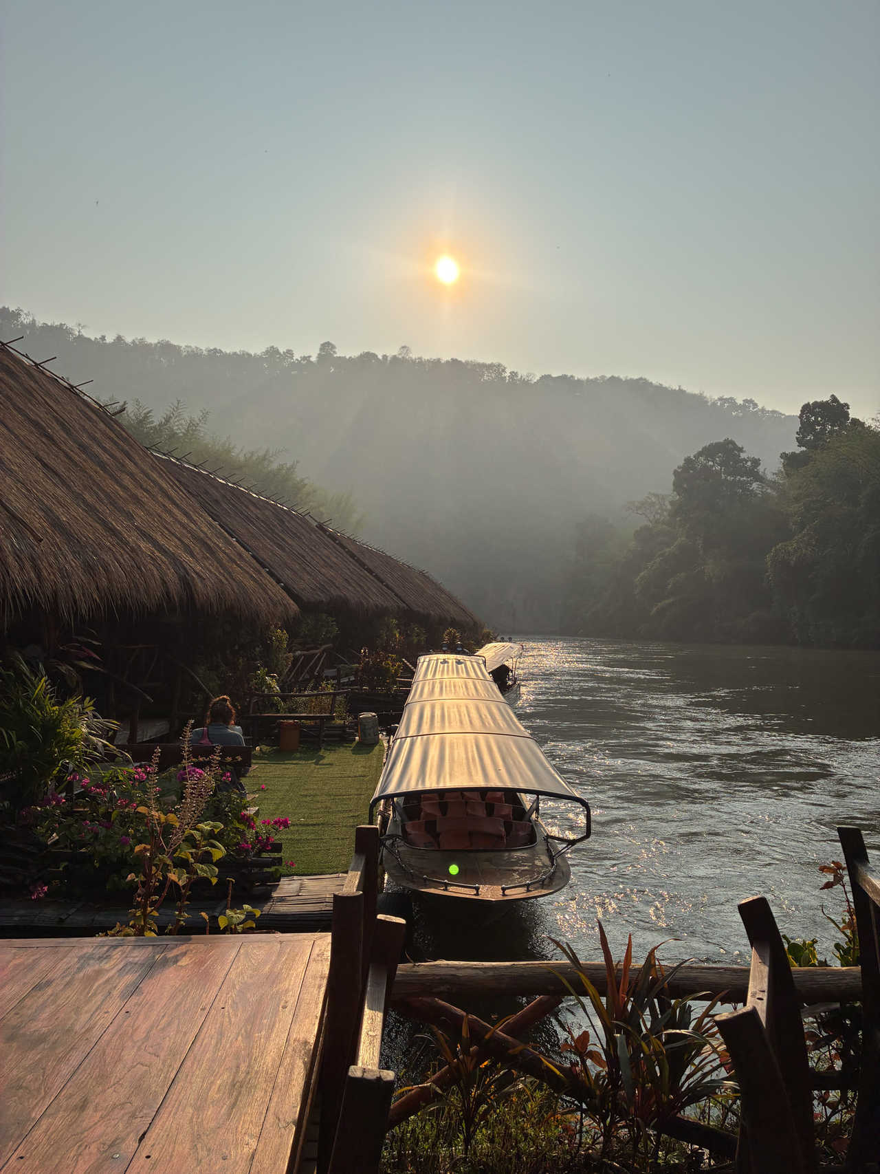 Bungalow sur la rivière Kwai au coucher de soleil en Thaïlande