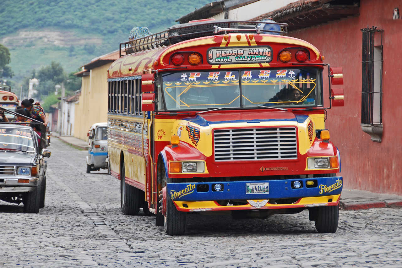 Bus coloré dans une rue au Guatemala