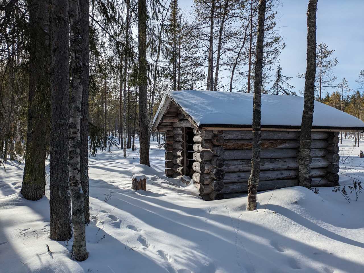 Cabane à bois dans le parc national de Hossa en hiver