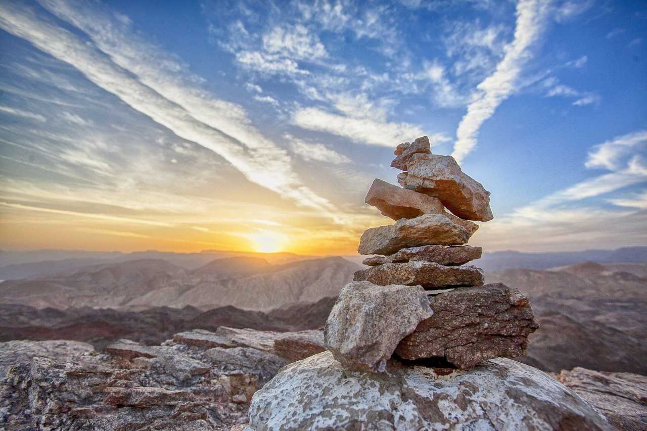 Cairn dans le Queyras au coucher du soleil