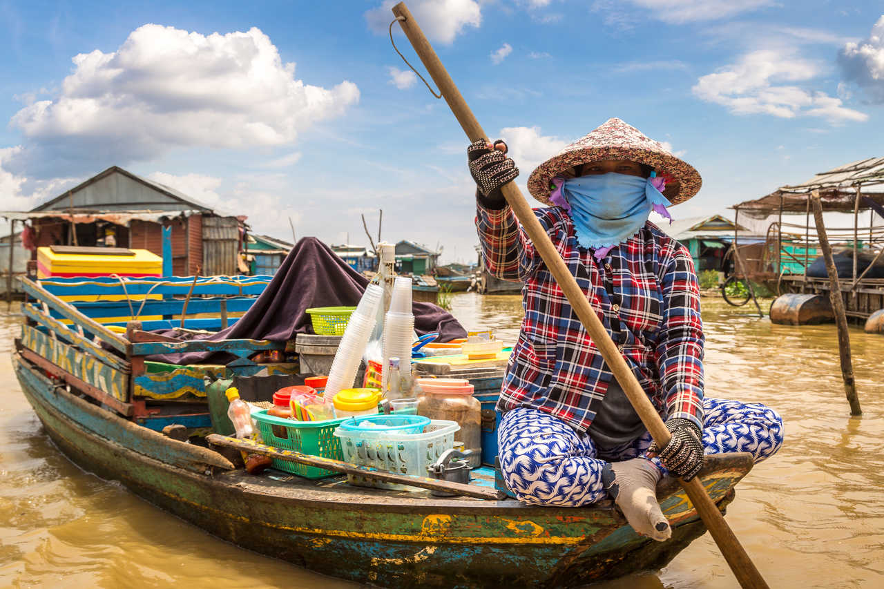 Cambodgienne qui traverse les villages flottants